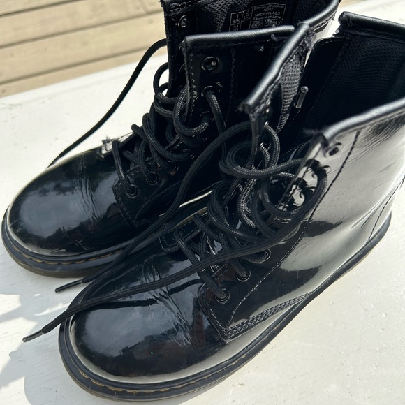 Dr. Martens Black Lace Up Patent Leather Delaney Boots Kid's Size 2 - Picture 4 of 6